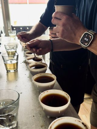 Slurp slurp slurp 👀☕️ • Cupping není jen ochutnávání kávy • Je to hledání detailů, rozdílů a momentu, kdy si řekneme: jo,...