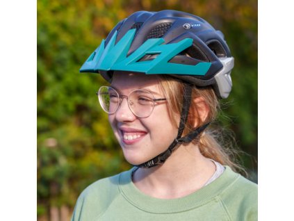 Kind mit KUbikes Helm 500