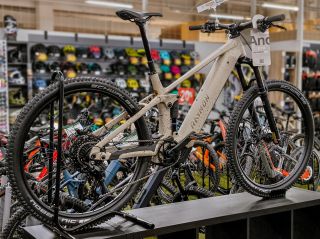 A cenu za design roku a odvahu vyčnívat z davu vyhrává .... 🇩🇪 Německý RAYMON! A konkrétně model KORAK COMP. 🤩 Matná...