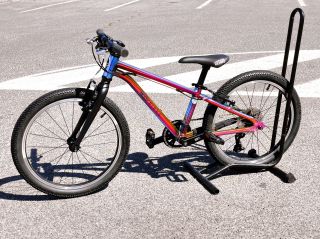 🌈SEN KAŽDÉHO DÍTĚTE? Kubikes 20 Ultralight - Rainbow 7,2kg Některá kola jsou prostě krásná. A pak je tu Kubikes 20...