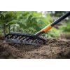 Hrábě plastové univerzální 12zubů s násadou Fiskars