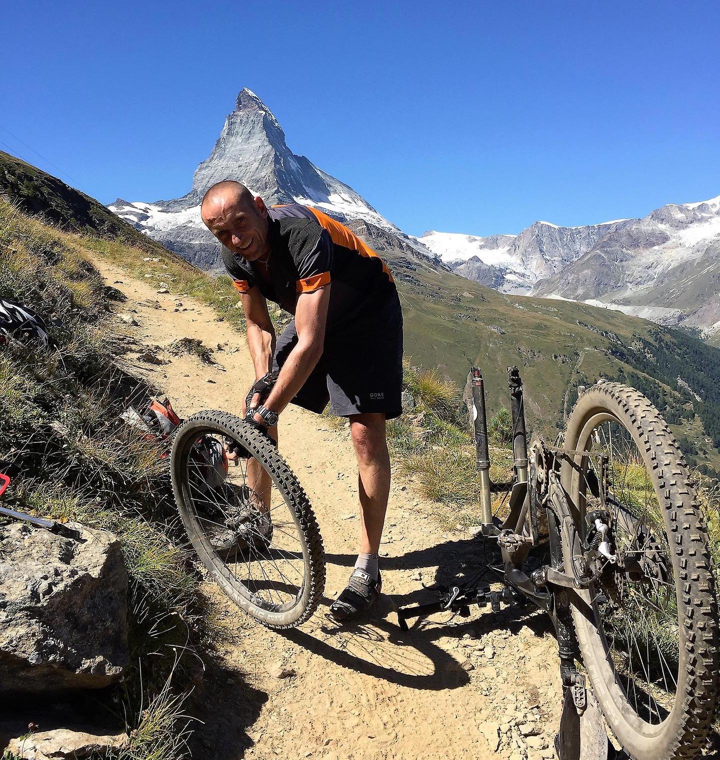 Česko/německo/anglický slovník pro cyklisty.
