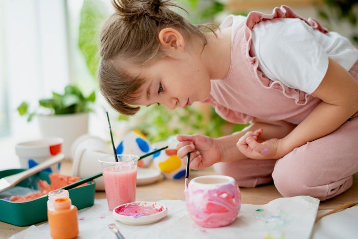 Maľovanie na porcelán- zábavná aktivita pre deti