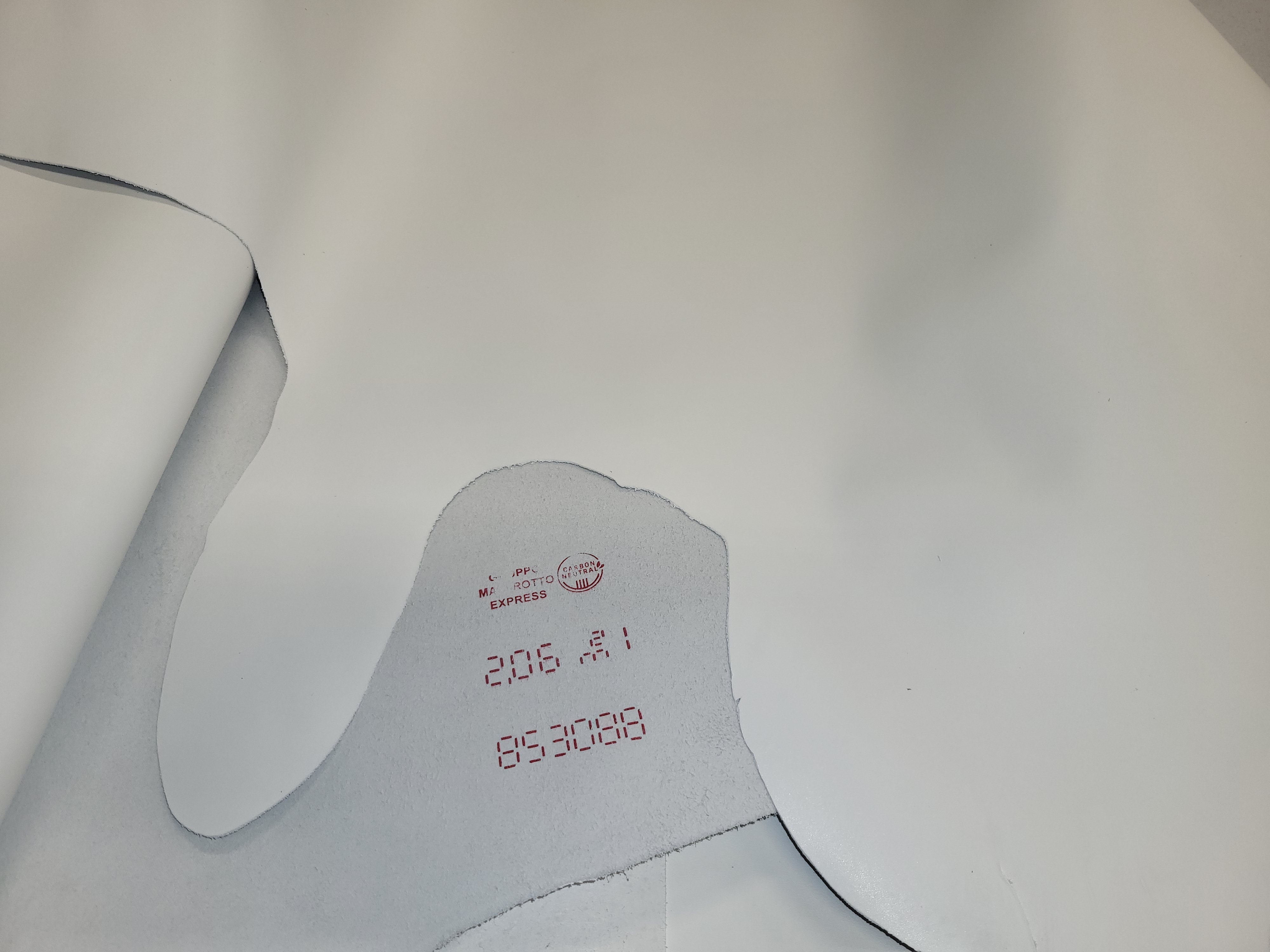 Detail zadnej strany kože – prírodná štruktúra talianskej kože Mastrotto používanej pri výrobe obuvi KOMAS.