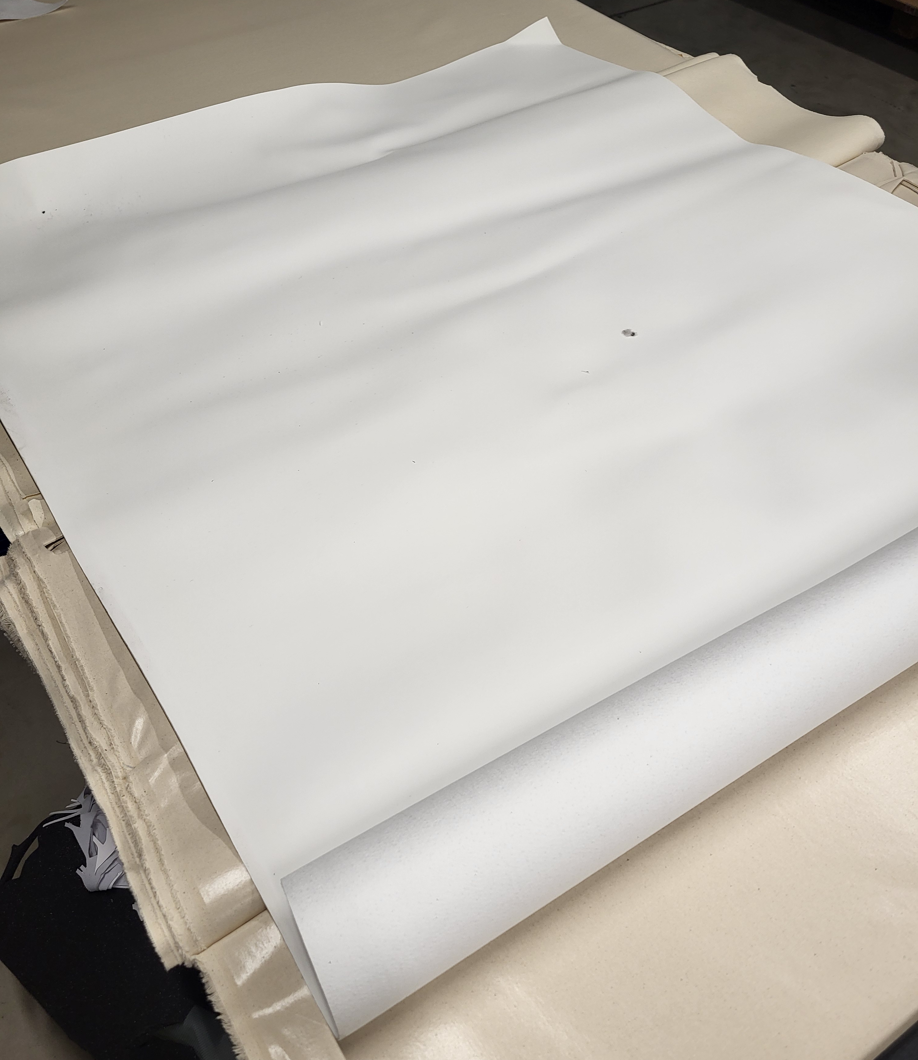 Syntetika v rolke – rovnomerný, ale nepriedušný povrch.