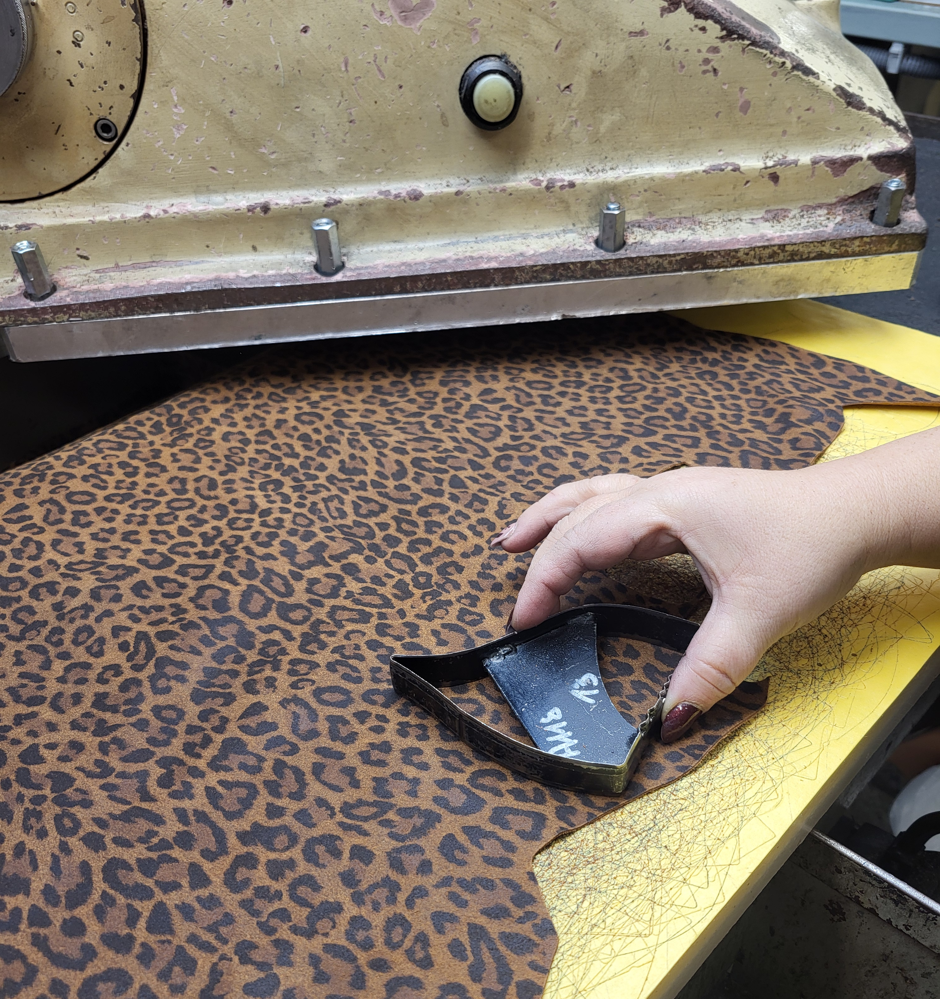 Výsek koženého dielu – koža sa dá tvarovať, opravovať a nosiť dlhé roky.