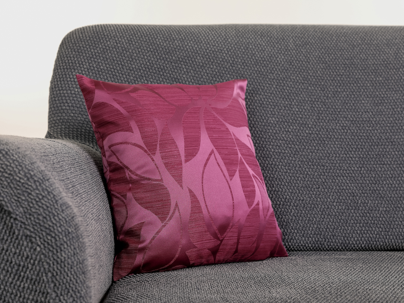 Komashop Obliečka na vankúš KAROLÍNA Farba: Fialová, Rozmery: 38 x 38 cm