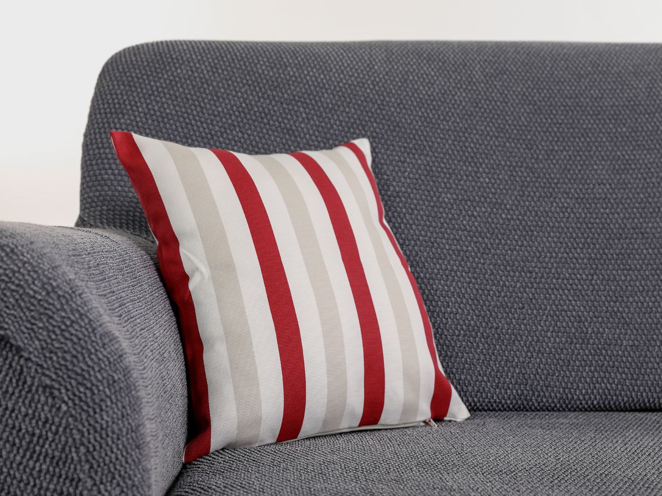Komashop Obliečka na vankúš EMA Farba: červená, Rozmery: 48 x 48 cm