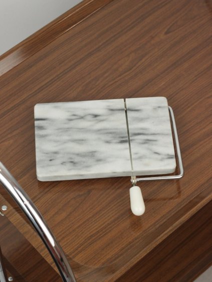 Mramorový kráječ na sýr