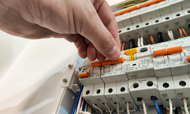 Co dělat, když kompresor vyhazuje jističe?