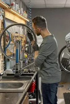 Ein Mechaniker in der Fahrradwerkstatt an der Werkbank