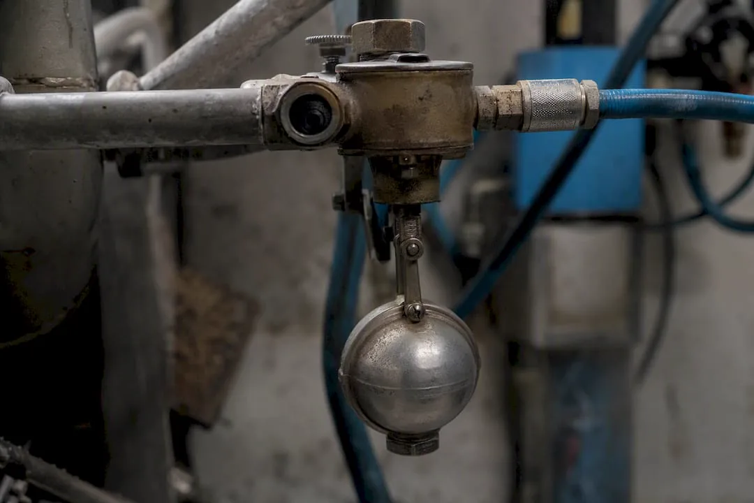 Detail mechanického plovákového ventilu pro odvod kondenzátu