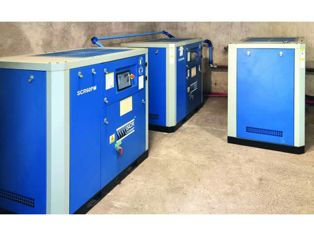 Dwie sprężarki SCR-EPM zainstalowane w maszynowni