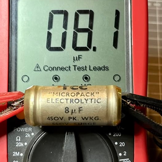 Jak vybrat správnou náhradu za vadný elektrolytický kondenzátor