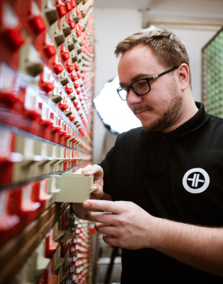 Lukáš Hliněný u šuplíčků