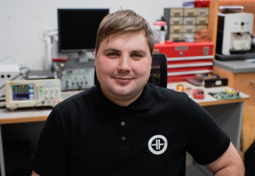 Michal Kočí při vývoji elektroniky
