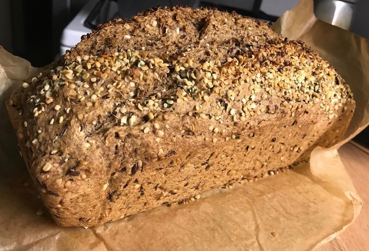 Chleb orkiszowy z nasionami konopi
