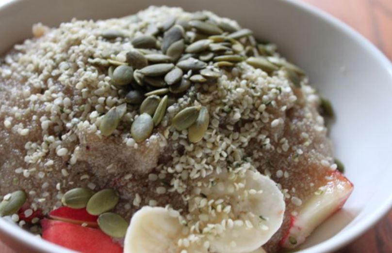 Słodka kasza z ziarnem konopi