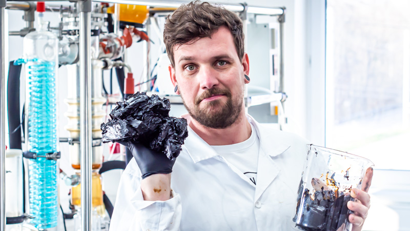 Konopny-tata-ma-surovy-konopny-extrakt-ktery-zpracuje-ve-vlastni-laboratori