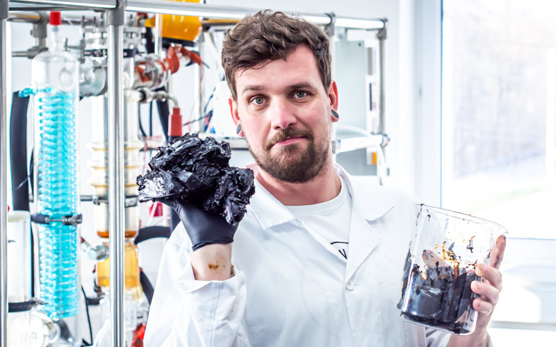 surovy-konopny-extrakt-s-vysokym-obsahem-CBD-v-laboratori-konopneho-taty