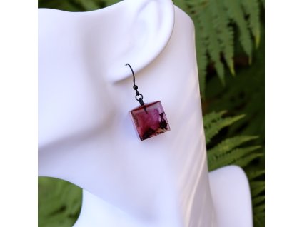 vínové krychle s ibiškem a kapradinou