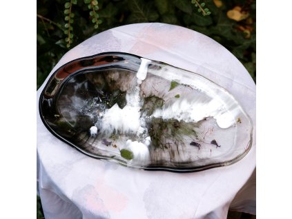 černobílý tác s přesličkou, šafránem, slézem