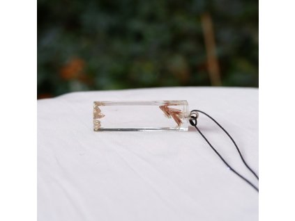 čirý přívěsek se staticí a stříbrnými střepy