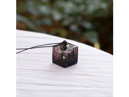 krychle se staticí a třpytem ve vínovém kouři