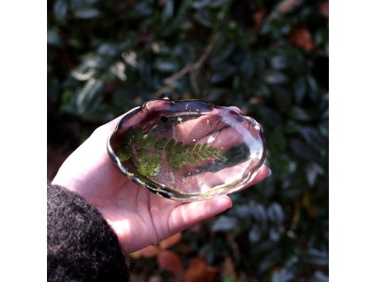 kouřový tácek s kapradinou, šafránem a třpytem