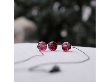 růžové borůvky s jehličím