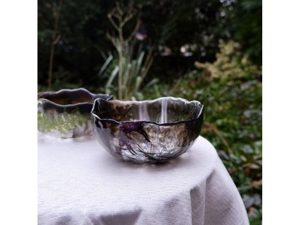 černobílá miska s vrbovkou v kouři