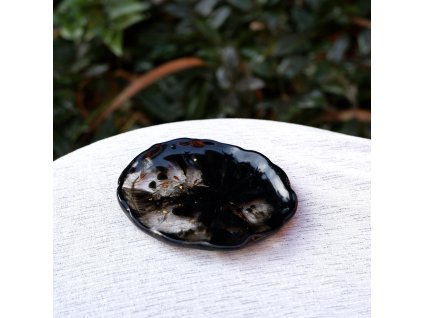 černý tácek s jehličím, staticí a zlatými střípky