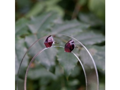 vínové krystaly s květy šateru