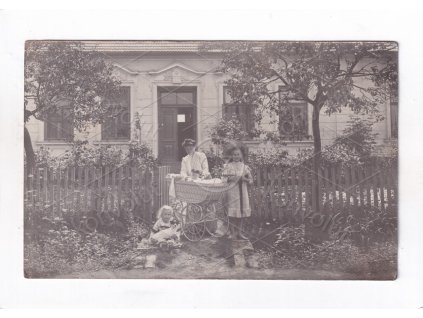 Pardubice Židov Bílé předměstí Husova ulice č. p. 318 RU real foto kočárek pes děti 1a