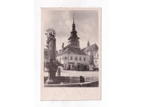 Pelhřimov náměstí kašna obchod Materialista Vaňha obuv Pejcl ČB foto Grafo Čuda 1a