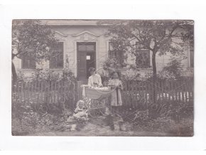 Pardubice Židov Bílé předměstí Husova ulice č. p. 318 RU real foto kočárek pes děti 1a