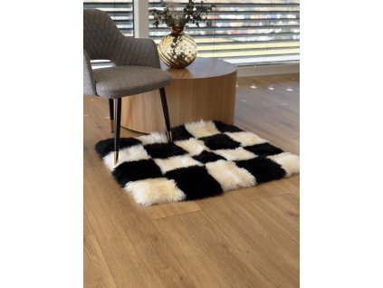 Koberec z ovčej kožušiny čierno-biely