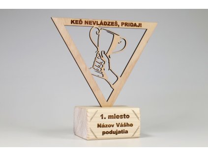 Drevená trofej na masívnom podstavci na mieru
