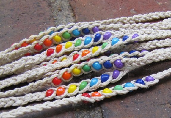 Tvoření pro děti - 15. 5. 2019 - Náramky z bavlnek a korálků