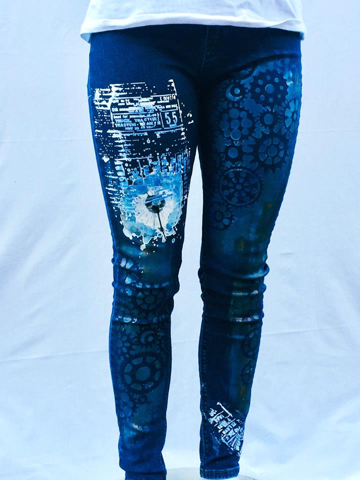 Džíny a tričko s metalickými barvami a transfery