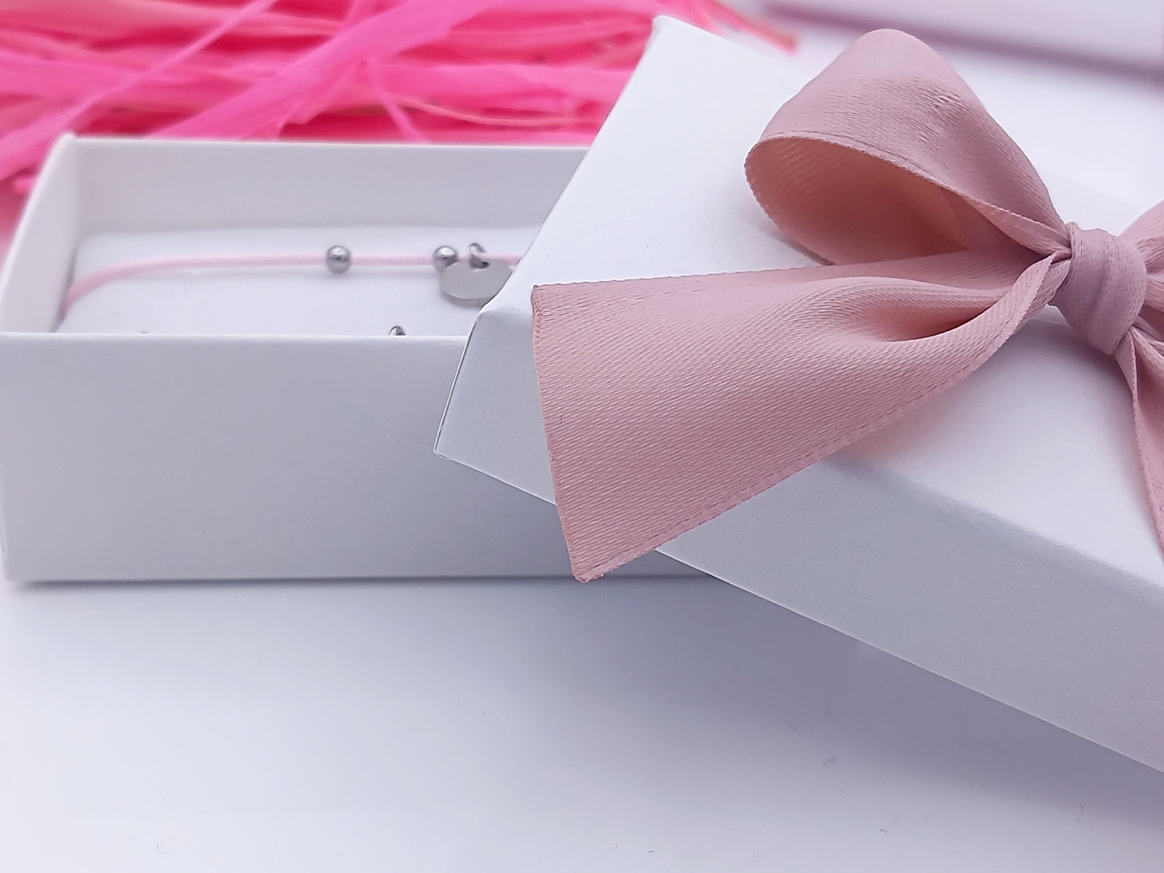 Dárková krabička s růžovým setem, na kterém je vlastní text.