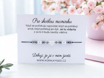 Dárek pro maminku – náramek s perleťovým srdíčkem a textem na kartičce Korálky Sisi