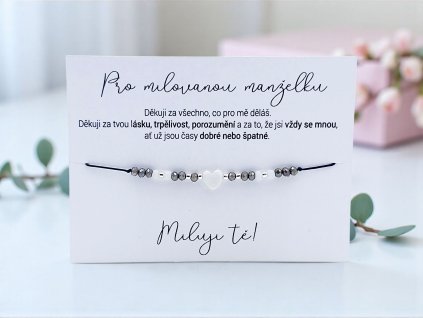 Dárkový náramek s perleťovým srdcem a kartičkou s vzkazem pro manželku – milý a symbolický dárek od srdce.