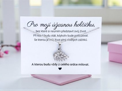 Náhrdelník z chirurgické oceli s přívěskem labutě a vzkazem pro dceru. Jemný dárek, který říká: Jsi moje všechno. Dodáván v dárkové krabičce.
