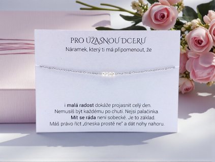 Náramek s perličkami na dárkové kartičce s poselstvím pro dceru – decentní šperk, který potěší vzhledem i myšlenkou.