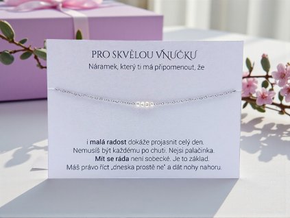 Minimalistický náramek pro vnučku s poselstvím na kartičce. Jemné zpracování a hluboký význam v jednom jedinečném šperku.