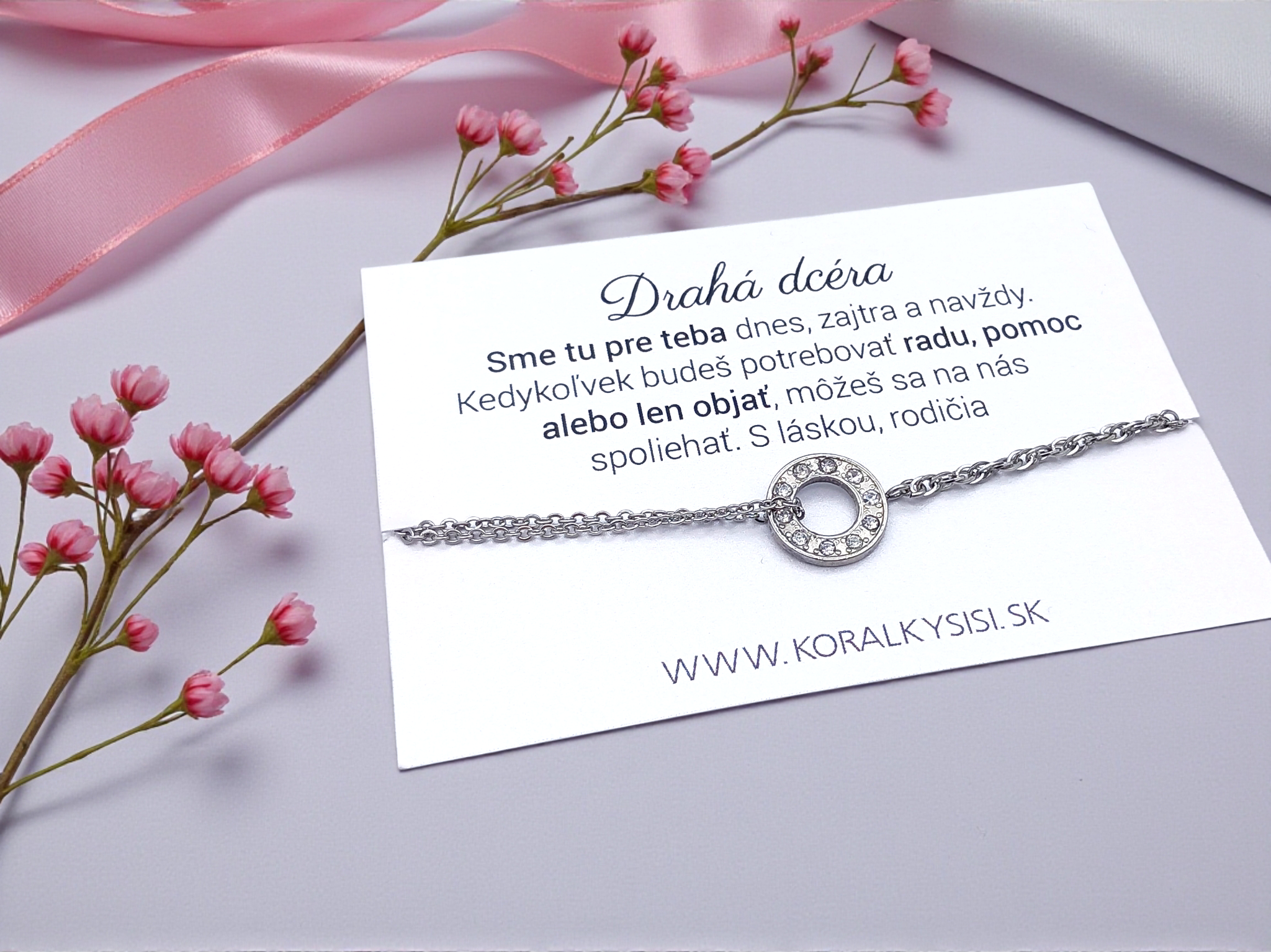 Detailne naaranžovaný náramok s trblietavým krúžkom a citlivým odkazom pre dcéru od rodičov. Elegantný darček pre výnimočný moment alebo len tak z lásky.