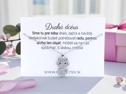 Náhrdelník s mačičkou z chirurgickej ocele a kartičkou s láskavým odkazom pre dcéru. Každodenná pripomienka lásky a podpory.