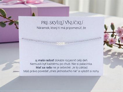 Minimalistický náramok pre vnučku s posolstvom na kartičke. Jemné spracovanie a hlboký význam v jednom jedinečnom šperku.