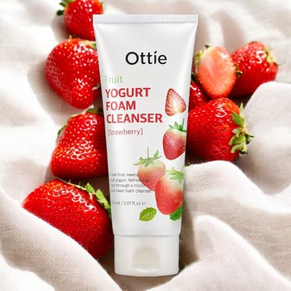 OTTIE -  Fruit Yogurt Foam Cleanser Strawberry - Čisticí pěna s jogurtem a jahodami - 150 ml